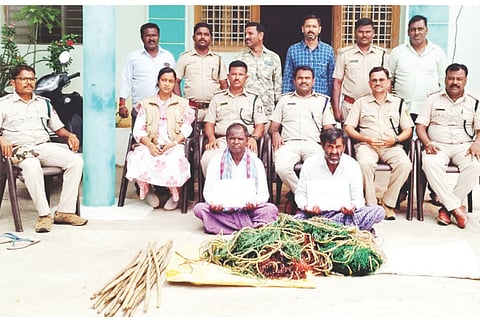 ಕನಕಗಿರಿ ತಾಲೂಕಿನ ಚಿಕ್ಕಮಾದಿನಾಳ ಗ್ರಾಮದ ಅರಣ್ಯದಲ್ಲಿ ಬೇಟೆಯಾಡಲು ಬಲೆಗಳನ್ನು ಹಾಕಿದ್ದ ಆರೋಪಿಗಳು. ಉಪ ಅರಣ್ಯ ಸಂರಕ್ಷಣಾಧಿಕಾರಿ ಎಂ.ಡಿ.ಸುಲೇಮಾನ್, ಗಸ್ತು ಅರಣ್ಯ ಪಾಲಕರಾದ ಶಿವಶರಣ ಕೋಳಿ, ಮಹಾಂತೇಶ್ ಕುಂಬಾರ ಹಾಗೂ ಸಿಬ್ಬಂದಿ ಇದ್ದರು.