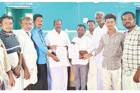 ವಿಬಿ ಜಿ ರಾಮ್ ಜಿ ಯೋಜನೆ ರದ್ದುಗೊಳಿಸಿ ನರೇಗಾ ಮುಂದುವರಿಸಲು ಆಗ್ರಹಿಸಿ ಕರ್ನಾಟಕ ಕೃಷಿ ಕೂಲಿಕಾರರ ಮತ್ತು ಗ್ರಾಮೀಣ ಕಾರ್ಮಿಕರ ಸಂಘ ಚಿಕ್ಕಡಂಕನಕಲ್-ಹಿರೇಡಂಕನಕಲ್ ಗ್ರಾಮ ಘಟಕದಿಂದ ಚಿಕ್ಕಡಂಕನಕಲ್ ಗ್ರಾಪಂ ಪಿಡಿಒ ಹನುಮಂತಪ್ಪಗೆ ಮನವಿ ಸಲ್ಲಿಸಲಾಯಿತು. ಸದಸ್ಯರಾದ ಯಮನಪ್ಪ ಕುಂಬಾರ, ರಾಘವೇಂದ್ರ ಪಂಪಾಪತಿ ಅಲಾಯಿಕುಣಿ, ಮಂಜುನಾಥ ಪಗಡದಿನ್ನಿ ಇತರರಿದ್ದರು.
