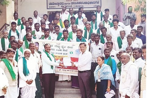 ಕನಕಗಿರಿ ತಾಲೂಕನ್ನು ಬರಪೀಡಿತವೆಂದು ಘೋಷಿಸುವುದು ಸೇರಿ ನಾನಾ ಬೇಡಿಕೆಗಳ ಈಡೇರಿಕೆಗಾಗಿ ರಾಜ್ಯ ರೈತ ಸಂಘದಿಂದ ತಹಸೀಲ್ದಾರ್ ಚಂದ್ರಶೇಖರ ಗಾಳಿ ಅವರಿಗೆ ಶುಕ್ರವಾರ ಮನವಿ ಸಲ್ಲಿಸಲಾಯಿತು. ಜಿಲ್ಲಾ ಪ್ರಧಾನ ಕಾರ್ಯದರ್ಶಿ ಶರಣಪ್ಪ ಗದ್ದಿ, ಹನುಮಂತಪ್ಪ ಬಂಡ್ರಾಳ, ವೆಂಕಟೇಶ ಮಲ್ಲಿಗೆವಾಡ, ಶಿವಕುಮಾರ ಬಡಿಗೇರ ಇತರರಿದ್ದರು.