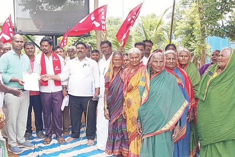 ಕನಕಗಿರಿ ತಾಪಂ ಕಚೇರಿ ಮುಂದೆ ಕೃಷಿ ಕೂಲಿಕಾರ್ಮಿಕರ ಸಂಘದಿಂದ ತಾಪಂ ಇಒ ರಾಜಶೇಖರಗೆ ಮನವಿ ಸಲ್ಲಿಸಲಾಯಿತು. ಕಾರ್ಯದರ್ಶಿ ಬಾಳಪ್ಪ ಹುಲಿಹೈದರ, ಡಿವೈಎಫ್‌ಐ ರಾಜ್ಯ ಸಮಿತಿ ಸದಸ್ಯ ಅಮರೇಶ ಕಡಗದ, ಪ್ರಮುಖರಾದ ಚಂದ್ರಪ್ಪ, ನಾಗಮ್ಮ, ಈರಮ್ಮ ಮೆಟ್ರಿ ಇತರರಿದ್ದರು.