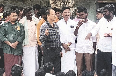 ನವಲಿಯಲ್ಲಿ ಎಸ್‌ಎಫ್‌ಐ ನೇತೃತ್ವದಲ್ಲಿ ಪ್ರತಿಭಟನೆ ಕೈಗೊಂಡ ಸರ್ಕಾರಿ ಪ್ರೌಢ ಶಾಲೆ ವಿದ್ಯಾರ್ಥಿಗಳು, ಪಾಲಕರೊಂದಿಗೆ ಬಿಇಒ ನಟೇಶ್ ಚರ್ಚಿಸಿದರು. ಎಸ್ಡಿಎಂಸಿ ಅಧ್ಯಕ್ಷ ನಾಗಪ್ಪ, ವೀರೇಶ ಛಲಗಾರ, ಎಸ್‌ಎಫ್‌ಐ ಜಿಲ್ಲಾಧ್ಯಕ್ಷ ಶಿವಕುಮಾರ ಈಚನಾಳ, ಕೃಷ್ಣ ಇತರರಿದ್ದರು.