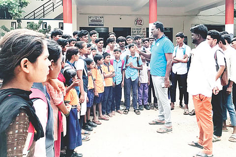 ಸಕಾಲಕ್ಕೆ ಬಸ್ ಬಿಡಲು ಆಗ್ರಹಿಸಿ ಕನಕಗಿರಿಯ ಪೊಲೀಸ್ ಠಾಣೆಗೆ ತೆರಳಿ ಪಿಐ ವಿ.ನಾರಾಯಣ ಮುಂದೆ ಸಮಸ್ಯೆ ತೋಡಿಕೊಂಡ ವಿದ್ಯಾರ್ಥಿಗಳು. ಎಸ್‌ಎಫ್‌ಐ ಜಿಲ್ಲಾಧ್ಯಕ್ಷ ಶಿವಕುಮಾರ ಈಚನಾಳ, ಮಹಾಂತೇಶ, ಮಂಜುನಾಥ, ಹನುಮೇಶ ಇತರರಿದ್ದರು.