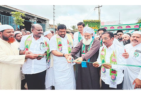 ಕನಕಗಿರಿ ಮೇಲುಗಡೆ ಅಗಸಿಯಲ್ಲಿ ಈದ್-ಮಿಲಾದ್ ಮೆರವಣಿಗೆಗೆ ಮಾಜಿ ಶಾಸಕ ಬಸವರಾಜ ಧಡೇಸೂಗೂರು,ಜಾಮಿಯಾ ಮಸ್ಜೀದ್ ಮೌಲಾನಾ ಮಹ್ಮದ್ ಸಜಾ ನೂರಿ ಚಾಲನೆ ನೀಡಿದರು. ಬ್ಲಾಕ್ ಕಾಂಗ್ರೆಸ್ ಅಧ್ಯಕ್ಷ ಗಂಗಾಧರ ಸ್ವಾಮಿ ಕಲುಬಾಗಿಲಮಠ, ಬಿಜೆಪಿ ಮಂಡಲ ಅಧ್ಯಕ್ಷ ಸಣ್ಣ ಕನಕಪ್ಪ ಇತರರಿದ್ದರು.