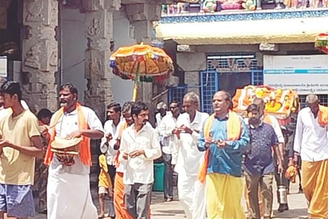 ಕನಕಗಿರಿಯಲ್ಲಿ ತಿಂಗಳ ಪರ್ಯಂತ ಗ್ರಾಮ ಪ್ರದಕ್ಷಿಣೆ ಕಾರ್ಯಕ್ರಮ ಪಲ್ಲಕ್ಕಿ ಉತ್ಸವದೊಂದಿಗೆ ಮುಕ್ತಾಯಗೊಂಡಿತು. ಭಜನಾ ಸಂಘದ ಅಧ್ಯಕ್ಷ ಗೋಪಾಲರೆಡ್ಡಿ, ಕಲಾವಿದರಾದ ಹನುಮಂತರೆಡ್ಡಿ, ಭೀಮರೆಡ್ಡಿ, ರಾಮಣ್ಣ ಗುಂಜಳ್ಳಿ ಇತರರಿದ್ದರು.