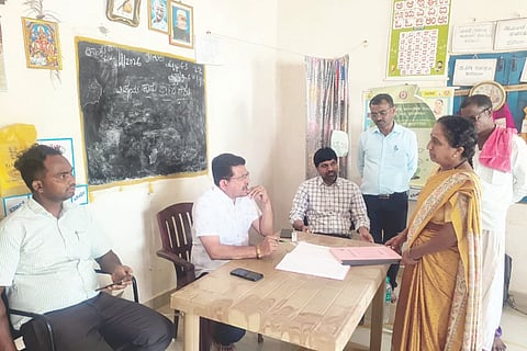 ಕನಕಗಿರಿ ತಾಲೂಕು ಜಾಲಿಹುಡಾ ಗ್ರಾಮದ ಅಂಗನವಾಡಿಗೆ ತಹಸೀಲ್ದಾರ್ ವಿಶ್ವನಾಥ ಮುರುಡಿ ಭೇಟಿ ನೀಡಿ ದಾಖಲೆ ಪರಿಶೀಲಿಸಿದರು. ತಾಪಂ ಇಒ ಸಿಡಿಪಿಒ ವಿರೂಪಾಕ್ಷಿ, ಗ್ರಾಪಂ ಪಿಡಿಒ ಬಸವರಾಜ ಸಂಕನಾಳ ಇತರರಿದ್ದರು.