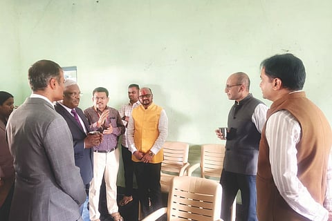 ಕನಕಗಿರಿ: ಪಟ್ಟಣದ ಶ್ರಮಿಕರ ಭವನದಲ್ಲಿ ತಾತ್ಕಾಲಿಕವಾಗಿ ನ್ಯಾಯಾಲಯ ಆರಂಭಿಸುವ ಉದ್ದೇಶದಿಂದ ಹೈಕೋರ್ಟ್ ನ್ಯಾಯಮೂರ್ತಿ ಹಾಗೂ ಜಿಲ್ಲಾ ನ್ಯಾಯಾಲಯದ ಆಡಳಿತಾಧಿಕಾರಿ ಸಿ.ಎಂ.ಪೂಣಚ್ಛ ಅವರು ಭೇಟಿ ನೀಡಿ ಪರಿಶೀಲಿಸಿದರು. ನಗರದಲ್ಲಿ ನ್ಯಾಯಾಲಯ ಆರಂಭಿಸಬೇಕೆಂಬ ಸ್ಥಳೀಯ ಹಾಗೂ ತಾಲೂಕಿನ ಜನರ ಬೇಡಿಕೆ ಬಹುದಿನಗಳಿಂದ ಇದೆ. ಸದ್ಯ ಬಾಡಿಗೆ ಕಟ್ಟಡದಲ್ಲಿ ಕೋರ್ಟ್ ಆರಂಭಿಸಲು ಶ್ರಮಿಕರ ಭವನ ಪರಿಶೀಲಿಸಿದರು. ಈಗಾಗಲೇ ಕೆಲ ಹೊಸ ತಾಲೂಕು ಕೇಂದ್ರಗಳಲ್ಲಿ ನ್ಯಾಯಾಲಯದ ತಾತ್ಕಾಲಿಕ ಸಂಕೀರ್ಣಗಳು ಆರಂಭವಾಗಿವೆ. ಆದರೆ, ಕನಕಗಿರಿಯಲ್ಲಿ ಜಾಗ ಮತ್ತು ಕಟ್ಟಡದ ಸಮಸ್ಯೆಯಿಂದ ಮುಂದೂಡಲಾಗುತ್ತಿತ್ತು ಎಂದು ನ್ಯಾಯಾಧೀಶರು, ವಕೀಲರು ಹೈಕೋರ್ಟ್ ನ್ಯಾಯಾಧೀಶರ ಗಮನಕ್ಕೆ ತಂದರು. ಇದಕ್ಕೆ ಹೈಕೋರ್ಟ್ ನ್ಯಾಯಮೂರ್ತಿ ಹಾಗೂ ಜಿಲ್ಲಾ ನ್ಯಾಯಾಲಯದ ಆಡಳಿತಾಧಿಕಾರಿ ಸಿ.ಎಂ.ಪೂಣಚ್ಛ  ಪ್ರತಿಕ್ರಿಯಿಸಿ ಸ್ಥಳೀಯರು, ಅಧಿಕಾರಿಗಳ ನಿರ್ಧರಾದಂತೆ ತಕ್ಷಣವೇ ಕಾರ್ಯಪ್ರವೃತರಾಗಿ ಸುಣ್ಣ-ಬಣ್ಣ, ಅಗತ್ಯ ಪೀಠೋಪಕರಣಗಳನ್ನು ಒದಗಿಸಲು ಕ್ರಮ ಕೈಗೊಳ್ಳಬೇಕು. ಕೈಗೊಂಡ ಕಾರ್ಯಗಳ ಕುರಿತು ಕಾಲಕಾಲಕ್ಕೆ ಮಾಹಿತಿ ನೀಡಬೇಕು ಎಂದು ಲೋಕೋಪಯೋಗಿ ಇಲಾಖೆ ಅಧಿಕಾರಿಗಳಿಗೆ ಸೂಚಿಸಿದರು. ಅಲ್ಲದೇ, ಜೂ.1ರಿಂದ ಪಟ್ಟಣದಲ್ಲಿ ತಾಲೂಕು ಕೋರ್ಟ್ ಕಾರ್ಯಾರಂಭಕ್ಕೆ ಕ್ರಮ ಕೈಗೊಳ್ಳಬೇಕು ಎಂದು ಸೂಚಿಸಿದರು. ವಕೀಲರು, ಸಾರ್ವಜನಿಕರಲ್ಲಿ ಹರ್ಷ: ವಿಧಾನಸಭಾ ಕ್ಷೇತ್ರ ಹಾಗೂ ತಾಲೂಕು ಕೇಂದ್ರವಾಗಿದ್ದರೂ ಜನಪ್ರತಿನಿಧಿಗಳ ನಿರಾಸಕ್ತಿಯಿಂದ ಕೋರ್ಟ್ ಆರಂಭ ವಿಳಂಬವಾಗಿತ್ತು. ಇದೀಗ ಹೈಕೋರ್ಟ್ ನ್ಯಾಯಾಧೀಶ ಸಿ.ಎಂ.ಪೂಣಚ್ಛ ಸ್ಥಳಕ್ಕೆ ಭೇಟಿ ನೀಡಿ ಕಾರ್ಯ ಪ್ರವೃತ್ತರಾಗುವಂತೆ ಅಧಿಕಾರಿಗಳಿಗೆ ಸೂಚಿಸಿರುವುದು ಸ್ಥಳೀಯ ವಕೀಲರು, ಸಾರ್ವಜನಿಕರಲ್ಲಿ ಹರ್ಷ ಉಂಟು ಮಾಡಿದೆ. 5ಎಕರೆ ಜಾಗ ಗುರುತಿಸಿ: ನ್ಯಾಯಾಲಯ ಹಾಗೂ ಸಂಬಂಧಿಸಿದ ಅಧಿಕಾರಿಗಳ ವಸತಿ ಸಮುಚ್ಚಯಕ್ಕಾಗಿ ಕನಿಷ್ಟ 5 ಎಕರೆ ಜಮೀನು ಗುರುತಿಸಿ ಒದಗಿಸಲು ಕ್ರಮ ವಹಿಸುವಂತೆ ತಹಸೀಲ್ದಾರ್ ವಿಶ್ವನಾಥ ಮುರುಡಿಗೆ ಸೂಚಿಸಿದರು. ಜಿಲ್ಲಾ ಸತ್ರ ಪ್ರಧಾನ ನ್ಯಾ.ಸಿ.ಚಂದ್ರಶೇಖರ, ಗಂಗಾವತಿಯ ಹೆಚ್ಚುವರಿ ಜಿಲ್ಲಾ ಸತ್ರ ನ್ಯಾಯಾಲಯದ ನ್ಯಾ.ಸದಾನಂದ ನಾಗಪ್ಪ ನಾಯಕ, ಹಿರಿಯ ಶ್ರೇಣಿ ನ್ಯಾ.ಬಸವಣ್ಣೆಪ್ಪ ಹಳ್ಳಕಾಯಿ, ಪ್ರಧಾನ ಸಿವಿಲ್ ನ್ಯಾ.ನಾಗೇಶ ಪಾಟೀಲ್, ಹೆಚ್ಚುವರಿ ಸಿವಿಲ್ ನ್ಯಾ.ಮೇಘಾ ಸೋಮಣ್ಣನವರ್, ತಹಸೀಲ್ದಾರ್ ವಿಶ್ವನಾಥ ಮುರುಡಿ, ಎಪಿಎಂಸಿ ಕಾರ್ಯದರ್ಶಿ ಸಾವಿತ್ರಿ ಪಾಟೀಲ್, ಲೋಕೋಪಯೋಗಿ ಇಲಾಖೆ ಎಇಇ ವಿಶ್ವನಾಥ, ಗಂಗಾವತಿ ತಾಲೂಕು ವಕೀಲರ ಸಂಘದ ಅಧ್ಯಕ್ಷ ಎಸ್.ಎನ್.ನಾಯಕ, ಉಪಾಧ್ಯಕ್ಷ ಪ್ರಕಾಶ ಕುಸುಬಿ, ಕಾರ್ಯದರ್ಶಿ ಎಚ್.ಎಂ.ಮಂಜುನಾಥ, ವಕೀಲರಾದ ಹನುಮೇಶ ಮಹಿಪತಿ, ರಾಮಣ್ಣ ಕುರಿ, ಉಮೇಶ, ಮಾರುತಿ ಮೆತಗಲ್, ನಿರುಪಾದಿ ಚಿಂಚಲಿ, ಸುಭಾಷಚಂದ್ರ ಹುಲಿಹೈದರ, ನಿಂಗೇಶ್ ತಳವಾರ, ರಮೇಶ ಪಾಲಿ, ನಾಗರಾಜ ಗದ್ದಿ, ಹನುಮೇಶ ಹೆಬ್ಬುಲಿ, ಪ್ರಮುಖರಾದ ಗಂಗಾಧರಸ್ವಾಮಿ, ಶರಣಪ್ಪ ಭತ್ತದ ಇತರರಿದ್ದರು. 15ಕೆಎನ್‌ಕೆ 3 ಕನಕಗಿರಿಯ ಎಪಿಎಂಸಿ ಶ್ರಮಿಕ ಭವನದ ಕಟ್ಟಡಕ್ಕೆ ಹೈಕೋರ್ಟ್ ನ್ಯಾ.ಸಿ.ಎಂ.ಪೂಣಚ್ಛ ಭೇಟಿ ನೀಡಿ ಪರಿಶೀಲಿಸಿದರು. ಜಿಲ್ಲಾ ಸತ್ರ ಪ್ರಧಾನ ನ್ಯಾ.ಸಿ.ಚಂದ್ರಶೇಖರ, ಗಂಗಾವತಿಯ ಹೆಚ್ಚುವರಿ ಜಿಲ್ಲಾ ಸತ್ರ ನ್ಯಾಯಾಲಯದ ನ್ಯಾ. ಸದಾನಂದ ನಾಗಪ್ಪ ನಾಯಕ, ತಹಸೀಲ್ದಾರ್ ವಿಶ್ವನಾಥ ಮುರುಡಿ ಇತರರಿದ್ದರು.