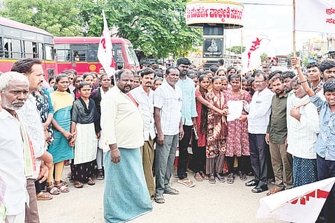 ಕನಕಗಿರಿಯಲ್ಲಿ ಎಸ್‌ಎಫ್‌ಐ ತಾಲೂಕು ಘಟಕದಿಂದ ಶಿರಸ್ತೇದಾರ್ ಶರಣಪ್ಪಗೆ ಮನವಿ ಸಲ್ಲಿಸಲಾಯಿತು. ತಾಲೂಕಾಧ್ಯಕ್ಷ ಹನುಮೇಶ್ ಮ್ಯಾಗಡೆ, ನಿಕಟಪೂರ್ವ ರಾಜ್ಯಾಧ್ಯಕ್ಷ ಅಮರೇಶ ಕಡಗದ, ವಿದ್ಯಾರ್ಥಿಗಳಾದ ಪಲ್ಲವಿ, ಜ್ಯೋತಿ, ದುರ್ಗಮ್ಮ, ಸಂಜನಾ, ಪ್ರಕಾಶ, ದೊಡ್ಡಪ್ಪ ಸುಳೇಕಲ್ ಇತರರಿದ್ದರು.