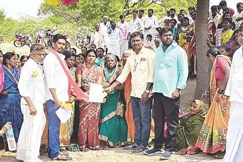 ಕನಕಗಿರಿ ತಾಲೂಕಿನ ಸೂಳೇಕಲ್ ಗ್ರಾಪಂ ಮುಂದೆ ಅಖಿಲ ಭಾರತ ಕೃಷಿ ಮತ್ತು ಗ್ರಾಮೀಣ ಕಾರ್ಮಿಕರ ಸಂಘ, ಎಸ್‌ಎಫ್‌ಐನಿಂದ ಶನಿವಾರ ಪ್ರತಿಭಟನೆ ನಡೆಸಿ ಗ್ರಾಪಂ ನೌಕರಗೆ ಮನವಿ ಸಲ್ಲಿಸಲಾಯಿತು. ತಾಲೂಕು ಅಧ್ಯಕ್ಷ ರಮೇಶ, ಎಸ್‌ಎಫ್‌ಐ ಜಿಲ್ಲಾಧ್ಯಕ್ಷ ಶಿವಕುಮಾರ ಇತರರಿದ್ದರು.