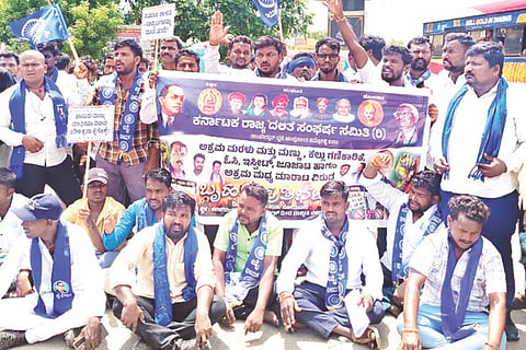 ಅಕ್ರಮ ಚಟುವಟಿಕೆಗಳನ್ನು ತಡೆಯಲು ಆಗ್ರಹಿಸಿ ಕನಕಗಿರಿಯಲ್ಲಿ ರಾಜ್ಯ ದಲಿತ ಸಂಘರ್ಷ ಸಮಿತಿ ತಾಲೂಕು ಘಟಕದಿಂದ ಸಂಚಾರ ಬಂದ್ ಮಾಡಿ ಪ್ರತಿಭಟನೆ ಮಾಡಲಾಯಿತು. ತಾಲೂಕು ಸಂಚಾಲಕ ಕನಕಪ್ಪ ಮ್ಯಾಗಡೆ, ಜಿಲ್ಲಾ ಪ್ರಧಾನ ಸಂಚಾಲಕ ಮೈಲಪ್ಪ ಮಾದಿನೂರು, ಜಿಲ್ಲಾ ಮಾಧ್ಯಮ ವಕ್ತಾರ ಸಂಜೀವಮೂರ್ತಿ ಇತರರಿದ್ದರು.
