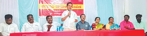 ಕನಕಗಿರಿಯಲ್ಲಿ ಸೋಮವಾರ ಸಿಐಟಿಯು ತಾಲೂಕು ಮಟ್ಟದ ಸಮಾವೇಶದಲ್ಲಿ ಸಂಘಟನೆಯ ರಾಜ್ಯ ಉಪಾಧ್ಯಕ್ಷ ಮಂಟನಗೌಡ ನಾಡಗೌಡ ಮಾತನಾಡಿದರು. ಸಿಐಟಿಯು ರಾಜ್ಯ ಕಾರ್ಯದರ್ಶಿ ನಿರುಪಾದಿ ಬೆಣಕಲ್, ಅಕ್ಷರ ದಾಸೋಹ ನೌಕರರ ಸಂಘದ ಅಧ್ಯಕ್ಷೆ ಲಕ್ಷ್ಮೀ ಸೋನಾರೆ, ಅಂಗನವಾಡಿ ನೌಕರರ ಸಂಘದ ತಾಲೂಕಾಧ್ಯಕ್ಷೆ ಅಮರಮ್ಮ ಇತರರಿದ್ದರು.