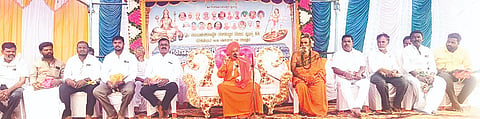 ಕನಕಗಿರಿ ತಾಲೂಕಿನ ಬೆನಕನಾಳದಲ್ಲಿ ಹಮ್ಮಿಕೊಂಡಿದ್ದ ಶ್ರೀ ಗಂಗಾ ಪರಮೇಶ್ವರಿ ದೇವಸ್ಥಾನದ ಉದ್ಘಾಟನೆ ಕಾರ್ಯಕ್ರಮದಲ್ಲಿ ಮೈನಳ್ಳಿಯ ಸಿದ್ಧೇಶ್ವರ ಶಿವಾಚಾರ್ಯರು ಆಶೀರ್ವಚನ ನೀಡಿದರು.
