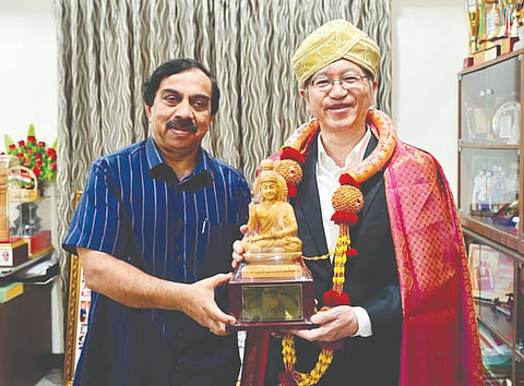 ಜಪಾನ್‌ನ ಕಾನ್ಸಲ್ ಜನರಲ್ ನವಾತ ಹಿರೋಶಿ ಅವರಿಗೆ ಮೈಸೂರು ಪೇಟ ತೊಡಿಸಿ ಸನ್ಮಾನಿಸಿದ ಡಾ.ಕೆ.ಗೋವಿಂದರಾಜು. 