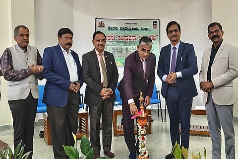 ಕೊಡಗು ವಿಶ್ವವಿದ್ಯಾಲಯ ಮೂರನೇ ಸಂಸ್ಥಾಪನಾ ದಿನಾಚರಣೆ ಕಾರ್ಯಕ್ರಮವನ್ನು ಎಂದು ಬೆಂಗಳೂರು ದಕ್ಷಿಣದ ಆಡಳಿತಾತ್ಮಕ ನ್ಯಾಯಾಧೀಶ ಮತ್ತು ಕರ್ನಾಟಕ ಉಚ್ಚ ನ್ಯಾಯಾಲಯದ ನ್ಯಾಯಮೂರ್ತಿ ಇ. ಎಸ್. ಇಂದಿರೇಶ್ ಉದ್ಘಾಟಿಸಿದರು. ಪ್ರೊ. ಸುರೇಶ್ ಎಚ್. ಜಂಗಮಶೆಟ್ಟಿ, ಪ್ರೊ. ಅಶೋಕ ಸಂಗಪ್ಪ ಆಲೂರ, ಡಾ. ಎಂ. ಸುರೇಶ್, ಡಾ. ಜಮೀರ್ ಅಹಮದ್, ಪ್ರೊ. ಎಂ. ಎನ್. ರವಿಶಂಕರ್ ಮತ್ತಿತರರು ಇದ್ದರು.