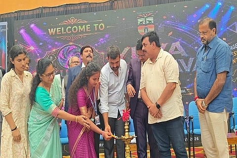 ಕೊಡಗು ವಿಶ್ವವಿದ್ಯಾಲಯದ ವತಿಯಿಂದ ಹಮ್ಮಿಕೊಂಡಿದ್ದ ಅಂತರ್ ಕಾಲೇಜು ಶೈಕ್ಷಣಿಕ ಮತ್ತು ಸಾಂಸ್ಕೃತಿಕ ಉತ್ಸವ "ಯುವ ವೈಭವ" ಕಾರ್ಯಕ್ರಮವನ್ನು ಶಾಸಕ ಡಾ. ಮಂತರ್ ಗೌಡ ಉದ್ಘಾಟಿಸಿದರು. ಪ್ರೊ. ತಾರಾನಾಥ್ ಟಿ. ಸಿ., ವಿ. ಪಿ. ಶಶಿಧರ್, ನಟೇಶ್ ಗೌಡ, ಡಾ. ಸುರೇಶ್ ಎಂ, ಪ್ರೊ. ಐ ಕೆ ಮಂಜುಳಾ ಮತ್ತಿತರರು ಇದ್ದರು.
