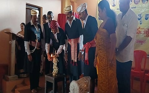 ಕೈಕೇರಿಯ ಸವಿತಾ ಸಮಾಜ ಕಟ್ಟಡದಲ್ಲಿ ಇತ್ತೀಚೆಗೆ ನಡೆದ ೧೯ನೇ ಕೊಡವ ಪುಸ್ತಕ ಪತ್ತಾಯ ಅನಾವರಣ ಕಾರ್ಯಕ್ರಮವನ್ನು ಸಿ.ಮಹೇಶ್ ನಾಚಯ್ಯ ಅವರು ಉದ್ಘಾಟಿಸಿದರು. ನಾಯಂದಿರ ಆರ್.ಶಿವಾಜಿ, ಮುಡುವಂಡ ಎಸ್.ರಮೇಶ ಇತರರಿದ್ದರು.