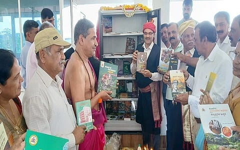 ಕಕ್ಕಬೆಯಲ್ಲಿರುವ ಪಾಡಿ ಶ್ರೀ ಇಗ್ಗುತಪ್ಪ ದೇವಸ್ಥಾನದಲ್ಲಿ ಕುಶಭಟ್ ಅವರು ಅಕಾಡೆಮಿಯ ೨೦ನೇ ಕೊಡವ ಪುಸ್ತಕ ಪತ್ತಾಯ ಕಾರ್ಯಕ್ರಮವನ್ನು ಪುಸ್ತಕ ಅನಾವರಣ ಮೂಲಕ ಚಾಲನೆ ನೀಡಿದರು. ಅಜ್ಜಿನಿಕಂಡ ಸಿ.ಮಹೇಶ್ ನಾಚಯ್ಯ, ರಾಜ ಪೂವಣ್ಣ ಇತರರಿದ್ದರು.