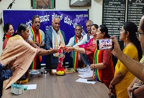 ಸೌಹಾರ್ದ ಸಹಕಾರಿ ದಿನಾಚರಣೆಯ ಸಭಾ ಕಾರ್ಯಕ್ರಮವನ್ನು ಕೇಕಡ.ಎ.ದೇವಯ್ಯ ಉದ್ಘಾಟಿಸಿದರು. ಮಂಡುವಂಡ ಮುತ್ತಪ್ಪ, ಕುಡುವಂಡ ಬಿ.ಉತ್ತಪ್ಪ, ಪಿ.ಸಿ.ನೀಮಾ, ಕವಿತ್ ಬೊಳ್ಳಪ್ಪ ಇತರರು ಇದ್ದರು.