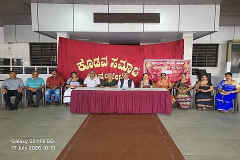 ಪೊನ್ನಂಪೇಟೆ ಕೊಡವ ಸಮಾಜದಲ್ಲಿ ಆಯೋಜಿಸಿರುವ ಉಚಿತ ವೈದ್ಯಕೀಯ ಶಿಬಿರದ ಪೂರ್ವಭಾವಿ ಸಭೆಯಲ್ಲಿ ಸಂಘಟಕರು ಪಾಲ್ಗೊಂಡಿದ್ದರು. ಕಾಳಿಮಾಡ ಮೋಟಯ್ಯ, ಪ್ರೊ. ಇಟ್ಟಿರ ಕಮಲಾಕ್ಷಿ ಬಿದ್ದಪ್ಪ, ಚಿರಿಯಪಂಡ ಇಮ್ಮಿ ಉತ್ತಪ್ಪ ಮತ್ತಿತರರು ಇದ್ದರು.