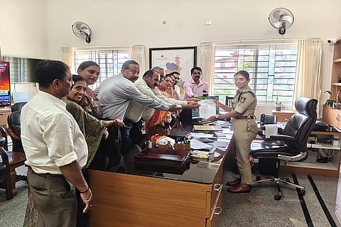 ನಾಪೋಕ್ಲುವಿನಲ್ಲಿ ನಡೆದ ಹಲ್ಲೆ ಪ್ರಕರಣದಲ್ಲಿ ಹಲ್ಲೆ ನಡೆಸಿದವರ ವಿರುದ್ಧ ಕಠಿಣ ಕ್ರಮ ತೆಗೆದುಕೊಳ್ಳುವಂತೆ ಒತ್ತಾಯಿಸಿ ಕೊಡಗು ಎಸ್‌ಪಿಗೆ ಮಡಿಕೇರಿ ಕೊಡವ ಸಮಾಜದ ವತಿಯಿಂದ ಮನವಿ ಸಲ್ಲಿಸಲಾಯಿತು. ಮಂಡುವAಡ ಪಿ. ಮುತ್ತಪ್ಪ, ಬೊಪ್ಪಂಡ ಸರಳ ಕರುಂಬಯ್ಯ, ನಂದಿನೆರವAಡ ದಿನೇಶ್, ಕನ್ನಂಡ ಕವಿತ ಬೊಳ್ಳಪ್ಪ ಮತ್ತಿತರರು ಇದ್ದರು.