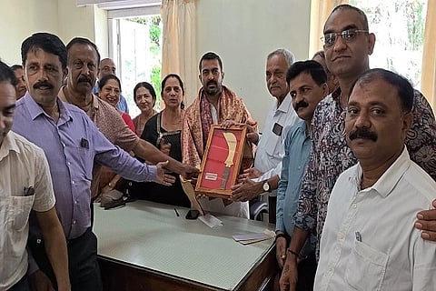 ಮಡಿಕೇರಿ ಕೊಡವ ಸಮಾಜದ ವತಿಯಿಂದ ಶಾಸಕ ಡಾ. ಮಂತರ್ ಗೌಡ ಅವರಿಗೆ ಒಡಿಕತ್ತಿ ನೀಡಿ ಸನ್ಮಾನಿಸಿ ಗೌರವಿಸಲಾಯಿತು. ಮಂಡುವAಡ ಮುತ್ತಪ್ಪ, ಶಾಂತೆಯAಡ ವೀಣಾ ಅಚ್ಚಯ್ಯ, ನಂದಿನೆರವAಡ ದಿನೇಶ್, ಪುತ್ತರಿರ ಕರುಣ್ ಕಾಳಯ್ಯ ಮತ್ತಿತರರು ಇದ್ದರು.