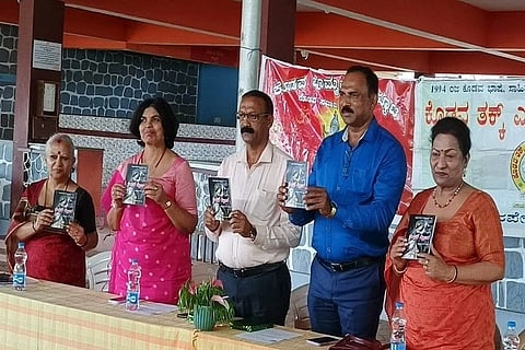  ಕೊಡವ ತಕ್ಕ್ ಎಳ್ತ್ಕಾರಡ ಕೂಟದ 199ನೇ ಪುಸ್ತಕವನ್ನು ಗಣ್ಯರು ಬಿಡುಗಡೆ ಮಾಡಿದರು. ತಾತಂಡ ಜ್ಯೋತಿ ಪ್ರಕಾಶ್, ಚೆಟ್ಟಂಗಡ ರವಿ ಸುಬ್ಬಯ್ಯ, ಕಿಕ್ಕೇರಿಯಂಡ ಲೀಲಾ ಅಯ್ಯಪ್ಪ, ನಾಯಕಂಡ ಮಧು ಬೋಪಯ್ಯ ಇದ್ದರು.
