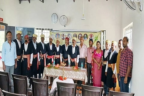 ಬೈರಂಬಾಡದ ಹಾಲುಗುಂದ ಫಾರ್ಮರ್ಸ್ ಫ್ಯಾಮಿಲಿ ಕ್ಲಬ್‌ನಲ್ಲಿ ನಡೆದ 13ನೇ ಕೊಡವ ಪುಸ್ತಕ ಪತ್ತಾಯ ಅನಾವರಣ ಕಾರ್ಯಕ್ರಮವನ್ನು ಫಾರ್ಮರ್ಸ್ ಕ್ಲಬ್ ಅಧ್ಯಕ್ಷ ಪಂದಿಕAಡ ದಿನೇಶ್ ಕುಶ ಉದ್ಘಾಟಿಸಿದರು. ಮೇಕೇರಿರ ರಘು ನಾಣಯ್ಯ, ನಾಪಂಡ ಸಿ. ಗಣೇಶ್, ಪಾನಿಕುಟ್ಟಿರ ಕೆ. ಕುಟ್ಟಪ್ಪ, ಕಂಬೆಯAಡ ಡೀನ ಬೋಜಣ್ಣ, ನಾಯಂದಿರ ಆರ್. ಶಿವಾಜಿ ಮತ್ತಿತರರು ಇದ್ದರು.