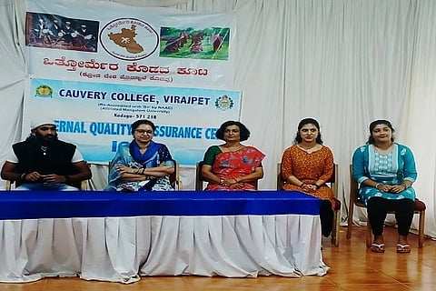 ವಿರಾಜಪೇಟೆ ಕಾವೇರಿ ಕಾಲೇಜು ಮತ್ತು ಒತ್ತೋರ್ಮೆರ ಕೊಡವ ಕೂಟದ ಸಹಯೋಗದಲ್ಲಿ ಆರಂಭಿಸಲಾದ ಆಟ್ - ಪಾಟ್ ಪದ್ಧತಿ ಪಡಿಪು ಶಿಬಿರದ ಉದ್ಘಾಟನಾ ಕಾರ್ಯಕ್ರಮದಲ್ಲಿ ಗಣ್ಯರು ಉಪಸ್ಥಿತರಿದ್ದರು. ಡಾ. ಕುಪ್ಪಂಡ ಜಿ. ವೀಣಾ, ಕಾಳಮಂಡ ರಾಬಿನ್, ಕಾಳೆಂಗಡ ದಮಯಂತಿ ಮತ್ತಿತರರು ಇದ್ದರು.