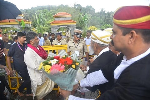 ಭಾಗಮಂಡಲದಲ್ಲಿ ನಿರ್ಮಾಣಗೊಳ್ಳುತ್ತಿರುವ ಕಾವೇರಮ್ಮೆ ಕೊಡವ ಅಮ್ಮ ಕೊಡವ ಚಾರಿಟೇಬಲ್ ಟ್ರಸ್ಟ್ ಕಟ್ಟಡದ ಮುಂದುವರಿದ ಕಾಮಗಾರಿಗೆ ಹೆಚ್ಚುವರಿ ಅನುದಾನ ಕೋರಿ ಮುಖ್ಯಮಂತ್ರಿ ಡಿ.ಕೆ. ಶಿವಕುಮಾರ್ ಅವರಿಗೆ ಮನವಿ ಸಲ್ಲಿಸಲಾಯಿತು. ಮುದ್ದಂಡ ಬಿ. ದೇವಯ್ಯ, ಚೆಪ್ಪುಡಿರ ಪೊನ್ನಪ್ಪ, ಮಂಡೇಡ ಕುಮಾರ್, ತೋಳಂಡ ಸೋಮಯ್ಯ ಮತ್ತಿತರರು ಇದ್ದರು.