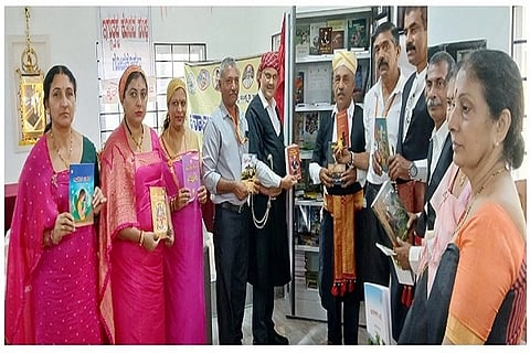 ಕರ್ನಾಟಕ ಕೊಡವ ಸಾಹಿತ್ಯ ಅಕಾಡೆಮಿ ವತಿಯಿಂದ ಗೋಣಿಕೊಪ್ಪಲು ಶ್ರೀ ಇಗ್ಗುತಪ್ಪ ಕೊಡವ ಅಸೋಸಿಯೇಶನ್‌ನಲ್ಲಿ 21ನೇ ಕೊಡವ ಪುಸ್ತಕ ಪತ್ತಾಯ ಅನಾವರಣಗೊಳಿಸಲಾಯಿತು. ಅಜ್ಜಿನಿಕಂಡ ಸಿ. ಮಹೇಶ್ ನಾಚಯ್ಯ, ಅಜ್ಜಿಕುಟ್ಟಿರ ಸಿ. ದೇವಯ್ಯ, ಮೂಕಳಮಡ ಸುಬ್ರಮಣಿ, ಅಯ್ಯಂಡ ಪೂವಯ್ಯ, ಮಾಳೇಟಿರ ಗಣಪತಿ ಮತ್ತಿತರರು ಇದ್ದರು.