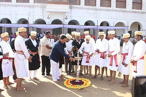 ಮಡಿಕೇರಿ ಕೋಟೆ ಆವರಣದ ಅರಮನೆ ಮಂದ್‌ನಲ್ಲಿ ಹುತ್ತರಿ (ಪುತ್ತರಿ) ಅಂಗವಾಗಿ ಏರ್ಪಡಿಸಿದ್ದ ಕೋಲಾಟ ಕಾರ್ಯಕ್ರಮವನ್ನು ಮಾಜಿ ಸ್ಪೀಕರ್ ಕೆ.ಜಿ. ಬೋಪಯ್ಯ ಉದ್ಘಾಟಿಸಿದರು. ಅಪ್ಪನೆರವಂಡ ಚುಮ್ಮಿ ದೇವಯ್ಯ, ರಮೇಶ್ ಹೊಳ್ಳ, ದೇವರಾಜ್, ನಾಪಂಡ ರವಿ ಕಾಳಪ್ಪ, ಪಾಂಡೀರ ಮಣಿ ಕಾಳಪ್ಪ, ಪಾಂಡೀರ ರಂಜು ಅಯ್ಯಣ್ಣ ಮತ್ತಿತರರು ಇದ್ದರು.