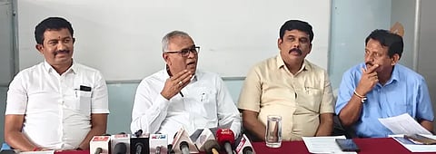 ಕೋಲಾರ ಹಾಲು ಒಕ್ಕೂಟದಲ್ಲಿ ಸೋಮವಾರದ ನಡೆದ ಪತ್ರಿಕಾಗೋಷ್ಠಿಯಲ್ಲಿ ಅಧ್ಯಕ್ಷರೂ ಹಾಗೂ ಶಾಸಕ ಕೆ.ವೈ.ನಂಜೇಗೌಡ ಮಾತನಾಡಿದರು. ಶ್ರೀನಿವಾಸ್​, ಕೆ.ಕೆ.ಮಂಜುನಾಥ್​, ಗೋಪಾಲಮೂರ್ತಿ ಇದ್ದರು.