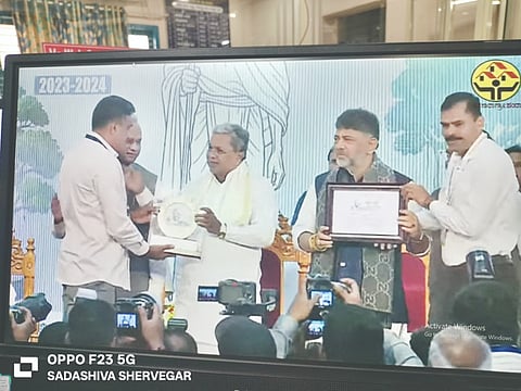  ಸಿಎಂ ಸಿದ್ದರಾಮಯ್ಯ, ಡಿಸಿಎಂ ಡಿ.ಕೆ.ಶಿವಕುಮಾರ್, ಸಚಿವ ಪ್ರಿಯಾಂಕ್ ಖರ್ಗೆ ಅವರಿಂದ ಗಾಂಧಿ ಗ್ರಾಮ ಪುರಸ್ಕಾರ ಸ್ವೀಕರಿಸಿದ ಗ್ರಾಪಂ ಅಧ್ಯಕ್ಷ ಜಲಂಧರ್ ಶೆಟ್ಟಿ, ಪಿಡಿಒ ಮಹೇಶ್.