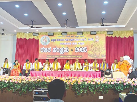 ಕೊಕ್ಕರ್ಣೆ ಶಿವಗಿರಿ ಬ್ರಹ್ಮಶ್ರೀ ನಾರಾಯ ಗುರು ಬಿಲ್ಲವರ ಸೇವಾ ಸಂದ ರಜತ ಮಹೋತ್ಸವದ ಸಭಾ ಕಾರ್ಯಕ್ರಮದಲ್ಲಿ ಶ್ರೀ ವಿಖ್ಯಾತನಂದ ಸ್ವಾಮೀಜಿ ತನಾಡಿದರು.
