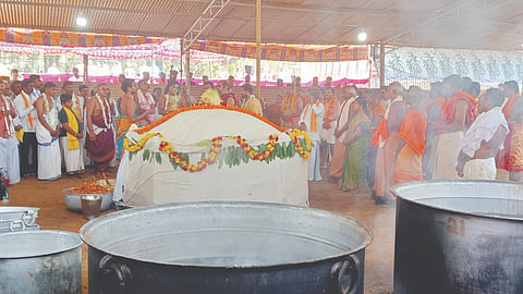  ಗುಂಡಾಲು ಶ್ರೀ ಬ್ರಹ್ಮಲಿಂಗೇಶ್ವರ ದೇವಳದಲ್ಲಿ ಚತುಃಪವಿತ್ರ ನಾಗಮಂಡಲೋತ್ಸವ ಅಂಗವಾಗಿ ಪಲ್ಲಪೂಜೆ ನಡೆಯಿತು. ಹಳ್ಳಿ ರಾಮಚಂದ್ರ ಶಾಸ್ತ್ರಿ, ಬನ್ನಾಡಿ ಗಣೇಶ್ ಭಟ್, ರಾಕೇಶ್ ಜೈನ್ ಮೊದಲಾದವರು ಇದ್ದರು.