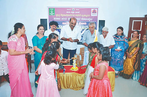 ಕೋಟಂಬೈಲು ಸರ್ಕಾರಿ ಕಿರಿಯ ಪ್ರಾಥಮಿಕ ಶಾಲೆಯಲ್ಲಿ ನಿರ್ಮಾಣಗೊಂಡ ನೂತನ ಕೊಠಡಿ ಉದ್ಘಾಟಿಸಲಾಯಿತು.
