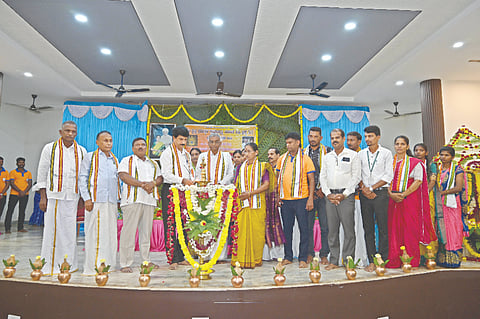 ಕೊಕ್ಕರ್ಣೆ ವಲಯದ ನೂತನ ಪದಾಧಿಕಾರಿಗಳ ಪದಗ್ರಹಣ ನಾರಾಯಣಗುರು ಸಭಾಭವನದಲ್ಲಿ ಜರುಗಿತು. ಆನಂದ ಸುವರ್ಣ, ಭಜನಾ ಪರಿಷತ್ ರಾಜ್ಯ ಉಪಾಧ್ಯಕ್ಷ ರಾಜೇಂದ್ರ ಕುಮಾರ್ ಬಸ್ರೂರು, ಒಕ್ಕೂಟದ ವಲಯಾಧ್ಯಕ್ಷೆ ಸುಜಾತಾ ಶೆಟ್ಟಿ ಇತರರು ಇದ್ದರು.