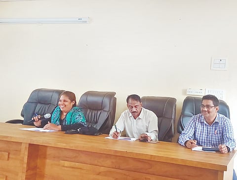 ಬ್ರಹ್ಮಾವರ ತಾಲೂಕು ಪಂಚಾಯಿತಿ ಸಭಾಂಗಣದಲ್ಲಿ ನಡೆದ ಗ್ಯಾರಂಟಿ ಯೋಜನೆಗಳ ಅನುಷ್ಠಾನ ಸಮಿತಿ ವಾಸಿಕ ಸಭೆಯಲ್ಲಿ ಡಾ.ಸುನೀತಾ ಶೆಟ್ಟಿ, ಎಚ್.ವಿ.ಇಬ್ರಾಹಿಂಪುರ, ಮೆಲ್ವಿನ್ ಬಾಂಜಿ, ಮಹೇಶ್ ಕೆ. ಇತರರು ಇದ್ದರು.  