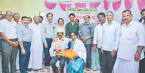 ಆವರ್ಸೆ ಹಾಲು ಉತ್ಪಾದಕರ ಸಹಕಾರಿ ಸಂಘದ ವಾರ್ಷಿಕ ಸಾಮಾನ್ಯ ಸಭೆಯಲ್ಲಿ ಶೇಷಪ್ಪ ಮಡಿವಾಳ ದಂಪತಿಯನ್ನು ಸನ್ಮಾನಿಸಲಾಯಿತು. ಪ್ರಮುಖರಾದ ಡಾ.ಮಾಧವ ಐತಾಳ್, ನೀಲಕಂಠ ಅಡಿಗ, ಸರಸ್ವತಿ, ಸುಧಾಕರ್, ಶೇಡಿಕೊಡ್ಲು ವಿಠಲ ಶೆಟ್ಟಿ, ಪ್ರತಿಭಾ, ಜಯಶೀಲ ಶೆಟ್ಟಿ ಉಪಸ್ಥಿತರಿದ್ದರು.