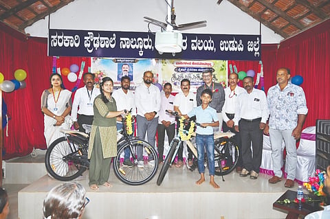  ಸೈಕಲ್ ಹಸ್ತಾಂತರ ಕಾರ್ಯಕ್ರಮ ನಡೆಯಿತು. ಪ್ರಮುಖರಾದ ಡಾ.ಅಶೋಕ್ ಕಾಮತ್, ಬಾಬಣ್ಣ ನಾಯ್ಕ, ಉಮಾ ಪಿ., ನಿತ್ಯಾನಂದ ಶೆಟ್ಟಿ, ಪ್ರತಿಭಾ, ಪ್ರಸಾದ್ ಹೆಗ್ಡೆ ಮಾರಾಳಿ, ಶೋಭಾ ಕೆ.ಪೂಜಾರಿ, ಕಮಲಾ, ಅವಿನಾಶ್ ರಾವ್ ಇದ್ದರು.  
