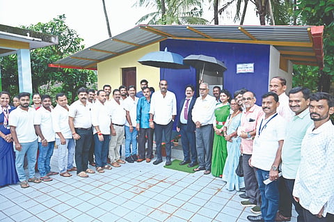 ಸಂತೆಕಟ್ಟೆ ಪಿ.ಎಂ.ಶ್ರೀ ಹಿರಿಯ ಪ್ರಾಥಮಿಕ ಶಾಲೆಯಲ್ಲಿ ಕೆನರಾ ಬ್ಯಾಂಕ್ ಸಿಆರ್‌ಎಸ್ ಫಂಡ್‌ನಿಂದ ನಿರ್ಮಿಸಿದ ಶೌಚಗೃಹವನ್ನು ಉದ್ಘಾಟಿಸಲಾಯಿತು. ಪ್ರಮುಖರಾದ ಯಶ್‌ಪಾಲ್ ಎ.ಸುವರ್ಣ, ಉಮಾ ಪಿ., ಮಹವ್ಮಾಯ ಪ್ರಸಾದ್ ಮೊದಲಾದವರಿದ್ದರು.