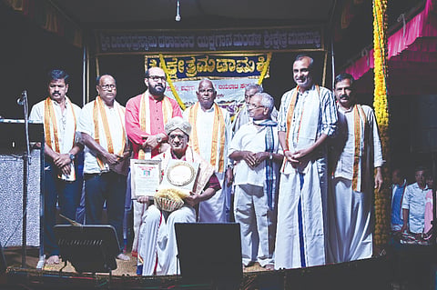 ಯಕ್ಷಗಾನ ಬಯಲಾಟ ರಜತ ಯಕ್ಷ ಸಂಭ್ರಮ ಕಾರ್ಯಕ್ರಮದಲ್ಲಿ ಶ್ರೀನಿವಾಸ ನಾಯಕ್ ಚೆಗ್ರಿಬೆಟ್ಟು ಅವರನ್ನು ಸನ್ಮಾನಿಸಲಾಯಿತು. ಪ್ರಮುಖರಾದ ಪಿ.ಕಿಶನ್ ಹೆಗ್ಡೆ, ಭಾಸ್ಕರ ನಾಯಕ್ ಚೆಗ್ರಿಬೆಟ್ಟು, ಎಂ.ಅಭಿಜಿತ್, ಶಶಿಧರ ಶೆಟ್ಟಿ ಮತ್ತಿತರರಿದ್ದರು.