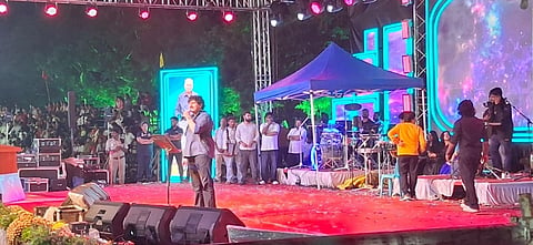 ಚಿಕ್ಕೋಡಿ ತಾಲೂಕಿನ ಅಂಕಲಿ ಗ್ರಾಮದ ಶಾರದಾದೇವಿ ಶಾಲಾ ಆವರಣದಲ್ಲಿ ಜರುಗಿದ ಸಂಗೀತ ಕಾರ್ಯಕ್ರಮದಲ್ಲಿ ರಾಜೇಶ್ ಕೃಷ್ಣನ್ ಗಾಯನ ಪ್ರಸ್ತುತ ಪಡಿಸಿದರು.