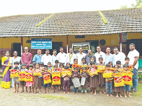  ಅಚ್ಲಾಡಿ ಮೂಡುಕೆರೆ ಸರಕಾರಿ ಕಿರಿಯ ಪ್ರಾಥಮಿಕ ಶಾಲೆ ವಿದ್ಯಾರ್ಥಿಗಳಿಗೆ ಯೂನಿಫಾರ್ಮ್‌ಗಳನ್ನು ಕೊಡುಗೆಯಾಗಿ ವಿತರಿಸಲಾಯಿತು. ಪ್ರಮುಖರಾದ ಸುಧಾಕರ್ ಶೆಟ್ಟಿ, ಸುರೇಶ್ ಬೇಳೂರು, ಉದಯ್ ಹೆಗ್ಡೆ, ವೆಂಕಟೇಶ್ ಆಚಾರ್ಯ ಮತ್ತಿತರರಿದ್ದರು.  