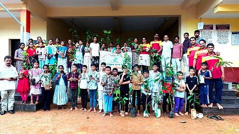 ಕೋಟದಲ್ಲಿ ಪರಿಸರಸ್ನೇಹಿ ಹಸಿರು ಹೆಜ್ಜೆ ಕಾರ್ಯಕ್ರಮದಲ್ಲಿ ಕೆಎಂಎಫ್ ನಿರ್ದೇಶಕ ಶಿವಮೂರ್ತಿ ಕೆ. ವಿದ್ಯಾರ್ಥಿಗಳಿಗೆ ಗಿಡ ಹಸ್ತಾಂತರಿಸಿದರು. ಪ್ರಮುಖರಾದ ಸುಲೇವಾನ್ ಸಾಹೇಬ್, ವಿದ್ಯಾ ಸಾಲಿಯಾನ್, ಗಣೇಶ್ ಆಚಾರ್ ಮತ್ತಿತರರಿದ್ದರು.