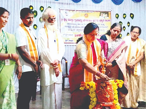 ಪಾಂಡೇಶ್ವರ ವಲಯದ ಸಾಸ್ತಾನ ಕಾರ್ಯಕ್ಷೇತ್ರದ ವಿಕಾಸ ಜ್ಞಾನವಿಕಾಸ ಕೇಂದ್ರದಲ್ಲಿ ಪೌಷ್ಟಿಕ ಆಹಾರ ಬಳಕೆಯ ಮಾಹಿತಿ ಕಾರ್ಯಕ್ರಮವನ್ನು ರೋಟರಿ ಕ್ಲಬ್ ಹಂಗಾರಕಟ್ಟೆ ಸಾಸ್ತಾನದ ಅಧ್ಯಕ್ಷೆ ಕುಸುಮಾ ಮನೋಜ್ ಉದ್ಘಾಟಿಸಿದರು. ಪ್ರಮುಖರಾದ ಕೆ.ವಿ.ರಮೇಶ್ ರಾವ್, ರವೀಂದ್ರಕೋಟ, ಇಂದಿರಾ ಇದ್ದರು.