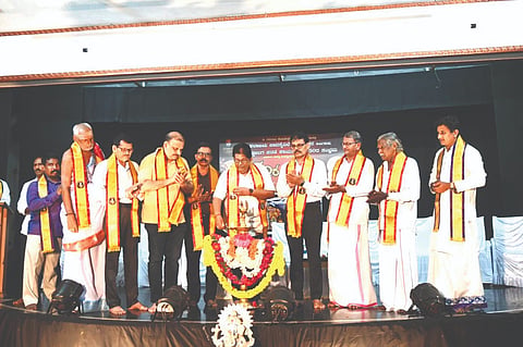  ತೆಕ್ಕಟ್ಟೆ ಹಯಗ್ರೀವದಲ್ಲಿ 50ರ ಐಸಿರಿ ಒಡ್ಡೋಲಗ ಸರಣಿ ಕಾರ್ಯಕ್ರಮ ಉದ್ಘಾಟಿಸಿ ನಾಡೋಜ ಜಿ.ಶಂಕರ್ ಮಾತನಾಡಿದರು. ಪ್ರಮುಖರಾದ ಕೆ.ಆರ್.ನಾಯ್ಕ, ಡಾ.ಹೇಮಂತ್ ಕುಮಾರ್, ಅಶೋಕ್ ಶೆಟ್ಟಿ ಹಂದಕುಂದ, ಸೀತಾರಾಮ ಶೆಟ್ಟಿ ಮಲ್ಯಾಡಿ, ಸಕ್ಕಟ್ಟು ಮಂಜುನಾಥಯ್ಯ ಇದ್ದರು.