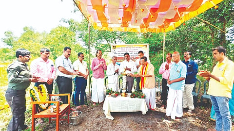 ನಂದಿಕೇಶ್ವರ ದೈವಸ್ಥಾನದ ಕೆರೆ ಅಭಿವೃದ್ಧಿಗಾಗಿ ಶುಕ್ರವಾರ ಚಾಲನೆ ನೀಡಲಾಯಿತು. ಪ್ರಮುಖರಾದ ಪ್ರಕಾಶ್ ಶೆಟ್ಟಿ, ಡಾ.ಕೃಷ್ಣ ಕಾಂಚನ್, ತಿಮ್ಮ ಪೂಜಾರಿ, ಶರತ್ ಕುವಾರ್ ಶೆಟ್ಟಿ ಮೊದಲಾದವರಿದ್ದರು.