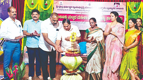  ತಾಲೂಕುಮಟ್ಟದ ಮಹಿಳಾ ವಿಚಾರಗೋಷ್ಠಿಗೆ ಕುಂದಾಪುರ ಶಾಸಕ ಕಿರಣ್ ಕುಮಾರ್ ಕೊಡ್ಗಿ ಚಾಲನೆ ನೀಡಿದರು.