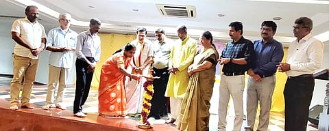  ಕೋಟೇಶ್ವರದ ಯುವ ಮೆರಿಡಿಯನ್ ಮಿನಾಲ್ ಸಭಾಂಗಣದಲ್ಲಿ ಉಡುಪಿ ಜಿಲ್ಲಾ ಕನ್ನಡ ಸಾಹಿತ್ಯ ಪರಿಷತ್ತು ಕುಂದಾಪುರ ತಾಲೂಕು ಘಟಕ ಆಯೋಜಿಸಿದ್ದ ಸುಖೀ ಕುಟುಂಬ ಎಂಬ ಕಾರ್ಯಕ್ರಮದಲ್ಲಿ ಮೈಸೂರಿನ ಖ್ಯಾತ ಕಲಿಕಾ ಗುರು ಚೇತನ್ ರಾಮ ಮಾತನಾಡಿದರು.