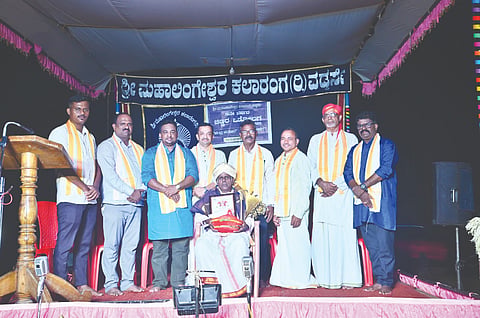 ವಡ್ಡರ್ಸೆ ಶ್ರೀ ಮಹಾಲಿಂಗೇಶ್ವರ ದೇವಸ್ಥಾನದ ದೀಪೋತ್ಸವದ ಪ್ರಯುಕ್ತ ನಡೆದ ಚಿಣ್ಣರ ಒಡ್ಡೋಲಗ ಕಾರ್ಯಕ್ರಮದಲ್ಲಿ ಕಲಾವಿದ ನಾಗಪ್ಪ ಹೊಳ್ಮಗೆ ಅವರನ್ನು ಸನ್ಮಾನಿಸಲಾಯಿತು. 